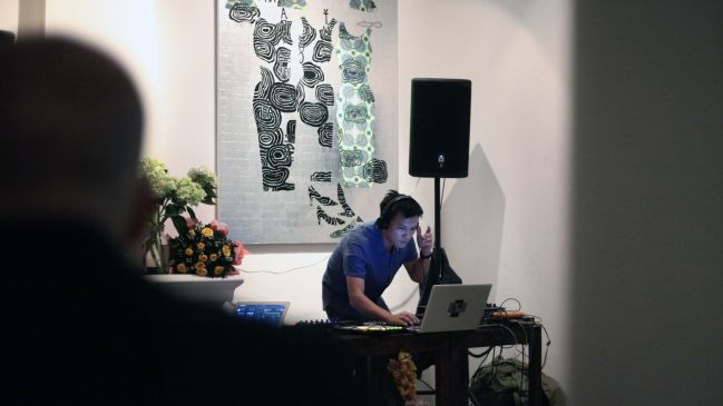 Khi màn đêm buông xuống cũng là thời điểm tốt nhất để chìm vào vào khung cảnh nghệ thuật đương đại sôi động của Hà Nội. Điểm dừng chân lý tưởng cho những người yêu nghệ thuật và văn hóa là quán cà phê Manzi. Nơi đây thường xuyên tổ chức các cuộc triển lãm, hội thảo và biểu diễn nhạc sống.
