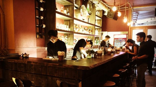 Nê Cocktail bar cũng là điểm đến tuyệt vời cho du khách tận hưởng cuộc sống về đêm ở Hà Nội.