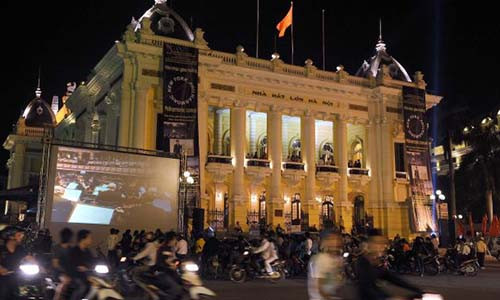 Nhà hát Lớn ở Hà Nội, nơi tổ chức các buổi trình diễn thường xuyên của dàn nhạc giao hưởng quốc gia Việt Nam, là một trong những địa điểm mà du khách nên ghé thăm. Tác phẩm nghệ thuật "Làng Tôi" biểu diễn tại Nhà hát Lớn gây ấn tượng sâu sắc khi kết hợp với những màn nhào lộn, uốn mình và tung hứng trên nền nhạc và chủ đề Việt Nam truyền thống.