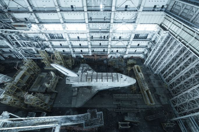 Nhiếp ảnh gia Rueda bị ấn tượng mạnh trước hangar có kích thước khổng lồ: dài 150, rộng 80m và cao 70m. Vào năm 2002, phần mái của hangar bị sập. Điều này khiến OK-1.01 - tàu con thoi Buran duy nhất từng bay.