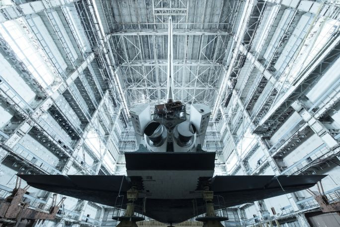 Mộ tàu con thoi Buran khác nằm phủ bụi trong hangar.