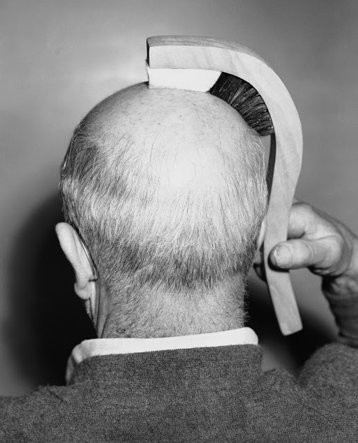 Năm 1950, kỹ sư Ted Spence đã sáng chế ra dụng cụ vừa dùng để chải tóc vừa dùng để massage nhẹ nhàng vùng đầu.