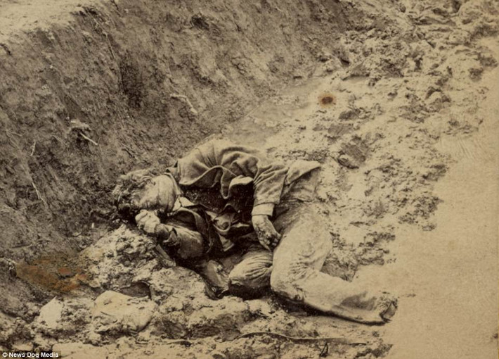 Một binh sĩ tử trận ngay tại chiến hào ở Petersburg, Virginia ngày 3/4/1865.