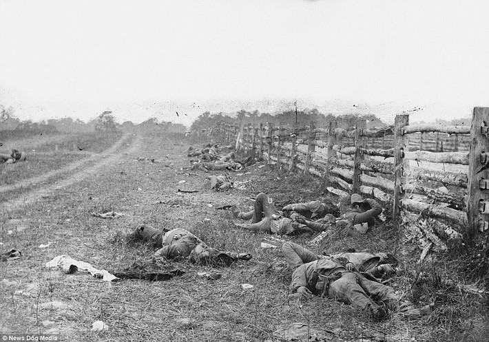 Hình ảnh tang thương trên chiến trường Antietam, Maryland tháng 9/1862. Trận Antietam là ngày đẫm máu trong lịch sử Mỹ khi có hơn 20.000 người thương vong và mất tích.