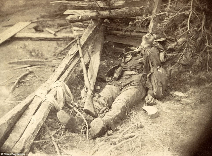 Một người lính tử trận trong trận Spotsylvania ở Virginia. Ảnh chụp ngày 19/5/1864.