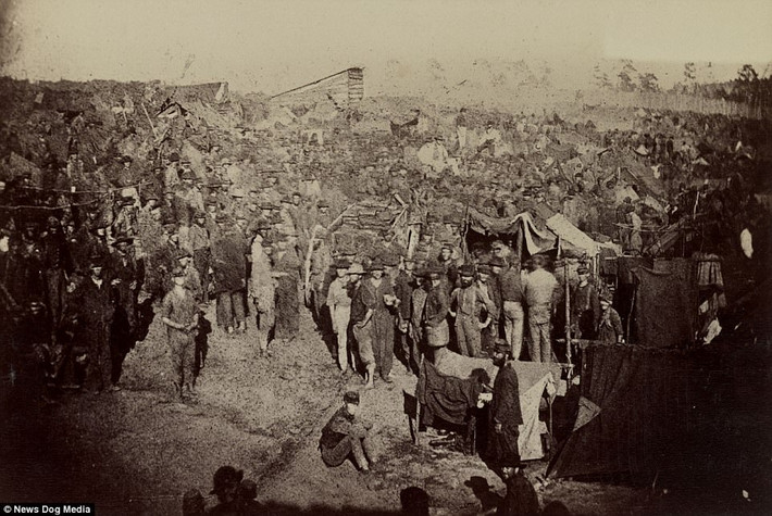 Tù binh chiến tranh tại Andersonville năm 1864 buộc phải ngủ trong những chiếc lều tạm hay những chiếc hố đào trên mặt đất. Andersonville là một trong những trại tù binh chiến tranh nổi tiếng nhất trong cuộc nội chiến Mỹ.