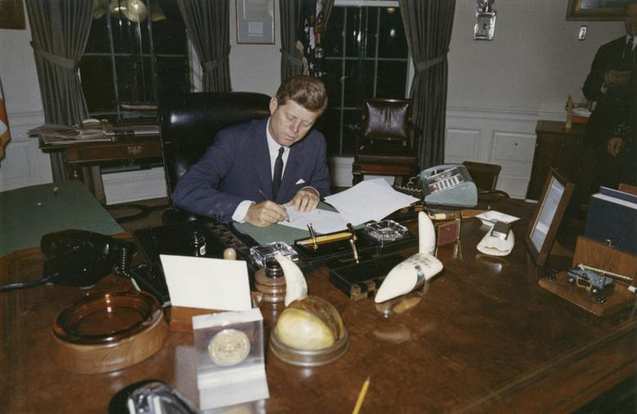 Sau khi tốt nghiệp ĐH Harvard danh tiếng, John F. Kennedy gia nhập Hải quân Mỹ vào năm 1941 và được gửi đến mặt trận Nam Thái Bình Dương 2 năm sau đó.