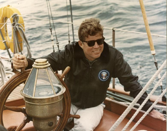 Cũng vì hay đau yếu, Tổng thống Kennedy từng nhiều lần chuyển trường hay thôi học giữa chừng do đột ngột đổ bệnh. Để sức khỏe con trai ổn định, gia đình Kennedy thường chuyển nhà tới nhiều nơi khác nhau theo từng mùa để sự thay đổi khí hậu không quá ảnh hưởng đến sức khỏe của ông John F. Kennedy.