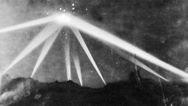 Bức ảnh bí ẩn "Trận không kích Los Angeles" chụp ngày 26/2/1942 ẩn chứa bí ẩn lớn chưa có lời giải. Bí ẩn này xuất phát từ việc tiếng còi báo động vang khắp bầu trời Los Angeles, Mỹ sau khi lực lượng quân đội phát hiện những vật thể bay lạ xuất hiện trên không phận thành phố này.