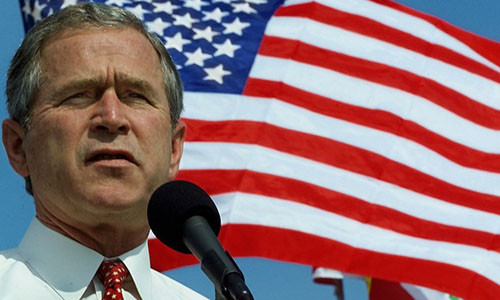 Ảnh chụp ông George W. Bush - 2 ngày trước khi diễn ra cuộc bầu cử Tổng thống Mỹ năm 2000. Trong cuộc chạy đua vào Nhà Trắng này, ông Bush đã giành chiến thắng. Vào ngày 20/1/2001, ông tuyên thệ nhậm chức Tổng thống thứ 43 của Mỹ.