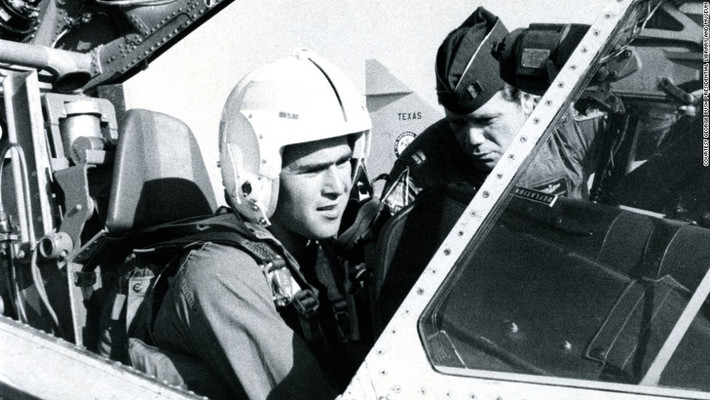 Ông George W. Bush ngồi trong buồng lái chiến đấu cơ F-102. Vị Tổng thống thứ 43 của Mỹ này từng phục vụ trong Không quân Mỹ từ năm 1968 - 1973.