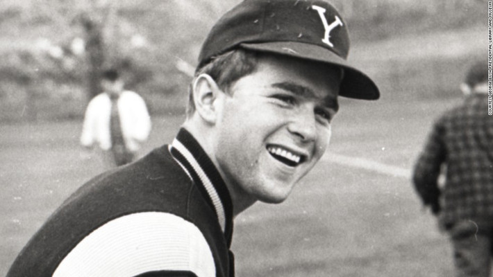 Hình ảnh thời trẻ của cựu Tổng thống Mỹ George W. Bush khi là chàng sinh viên năng động của ĐH Yale năm 1964 - 1968. Ông là Tổng thống thứ 43 của Mỹ.
