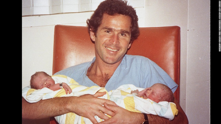 Gương mặt hạnh phúc của ông George W. Bush khi bế trên tay cặp sinh đôi Barbara và Jenna ở Dallas tháng 11/1981.