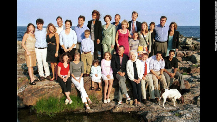 Ảnh chụp đại gia đình ông George W. Bush trong dịp Giáng sinh năm 2000.