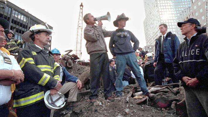 Ông Bush nói chuyện với các nhân viên cứu hộ, lính cứu hỏa và cảnh sát tại hiện trường xảy ra vụ khủng bố ngày 11/9/2001 trong nỗ lực giải cứu các nạn nhân.