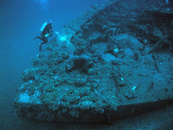 Tàu hơi nước bọc vỏ sắt USS Monitor của Mỹ bị chìm trong một cơn bão ngoài khơi Bắc Carolina năm 1862. Tàu đắm này được phát hiện hơn một thế kỷ sau đó.