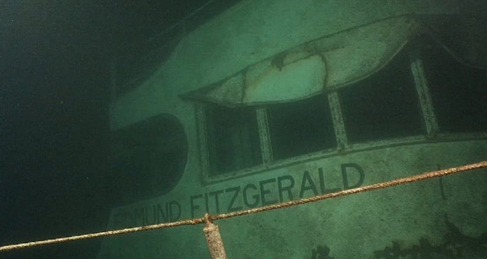 Tàu SS Edmund Fitzgerald bị chìm năm 1975 ở hồ Superior nổi tiếng thế giới khi toàn bộ 29 thành viên thủy thủ đoàn thiệt mạng. Nguyên nhân khiến con tàu này bị chìm là do gặp phải một cơn bão lớn kèm sóng to khiến con thuyền bị lật rồi chìm xuống biển.