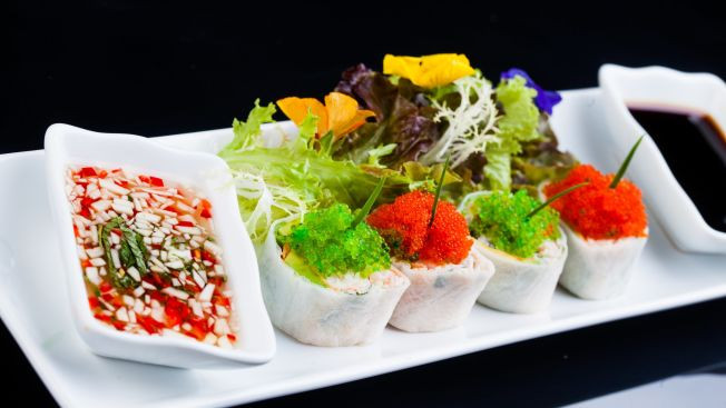 Ông Berger cũng biến tấu món cuốn với hải sản, quả bơ, mayonnaise và Masagor - loại trứng cá muối nhiều màu của Iceland.