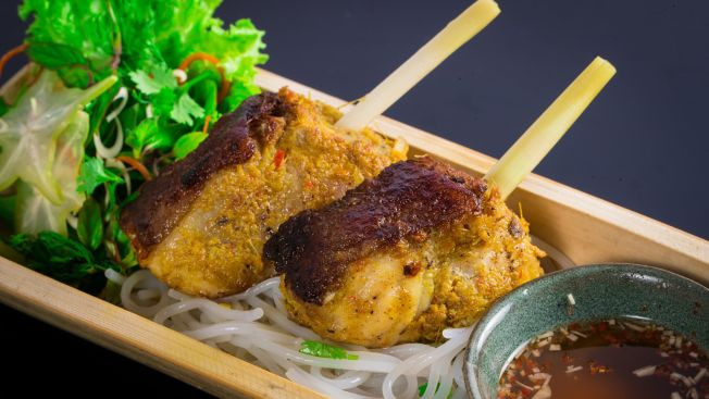 Đầu bếp Dương Hải Anh giới thiệu với CNN món ăn tinh túy ở The T-Art là chả cá. Cá được ướp nghệ và rán trong chảo cùng thì là và hành xanh. “Theo phong cách truyền thống, cá được thường chế biến trong dầu mỡ rất lâu. Tôi cắt miếng dày hơn và tẩm ướp lâu hơn. Sau đó đem nướng để đỡ dầu mỡ và mềm hơn”, đầu bếp Hải Anh chia sẻ.