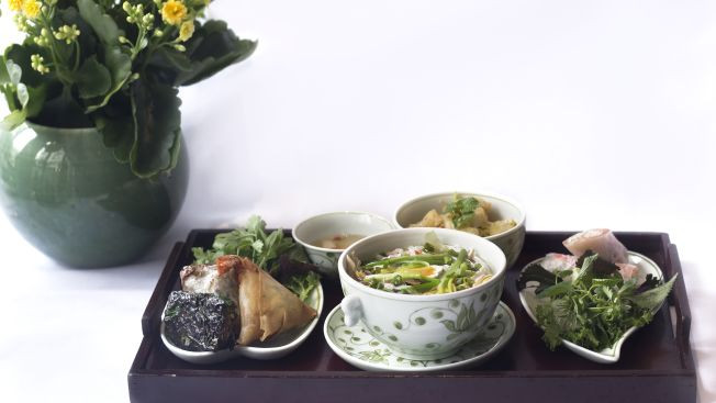 Nằm trong khách sạn Sofitel Legend Metropole Hanoi, Spices Garden chuyên phục vụ phiên bản sang trọng của những món ăn đường phố Hà Nội trong suốt 2 thập kỷ qua.