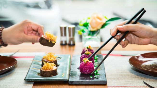 Ẩm thực đường phố Hà Nội được các tạp chí, tờ báo danh tiếng đánh giá cao, trong đó có CNN của Mỹ. Khai trường vào tháng 7, nhà hàng The T-Art ở phố cổ Hà Nội được CNN miêu tả là nơi được nhiều người đánh giá là nên tới để thưởng thức ẩm thực Việt Nam hiện đại. “Tôi yêu thích hương vị món ăn Việt truyền thống, nhưng tôi muốn sáng tạo và trình bày các món ăn Việt theo phong cách hiện đại hơn”, đầu bếp Dương Hải Anh chia sẻ với CNN.