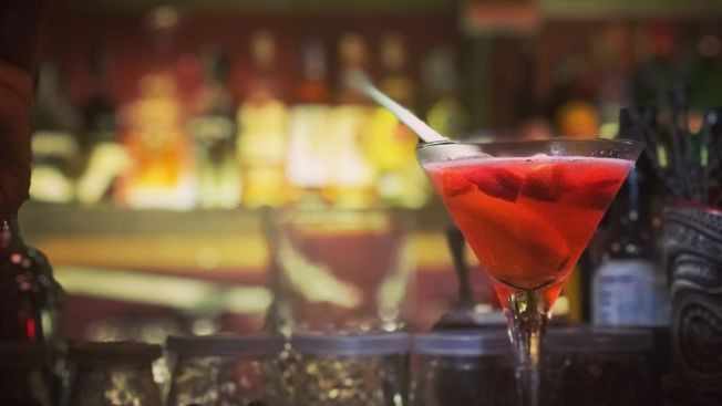 Món cocktail bò lúc lắc với thịt bò được xào với ớt, sả, thêm rượu rum và đường vô cùng hấp dẫn tại Nê Cocktail Bar. Nước sốt tiết ra được trộn với nước cốt chanh để tạo vị chua ngọt hoàn hảo.