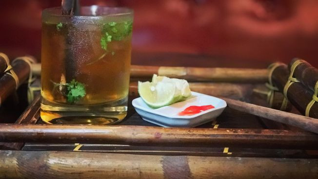Nê Cocktail Bar nổi tiếng với những món ăn Việt Nam hấp dẫn được trình bày dưới dạng... cocktail. Một món ăn nổi tiếng ở quán này là cocktail phở.