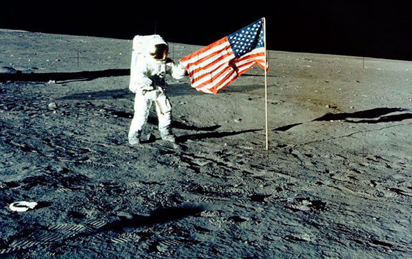 NASA cũng khẳng định việc những ngôi sao không xuất hiện trên bầu trời của Mặt trăng trong cuộc đổ bộ vào năm 1969 là vì ánh sáng của chúng bị lu mờ bởi ánh sáng từ Trái đất và bề mặt sáng rực của Mặt trăng.