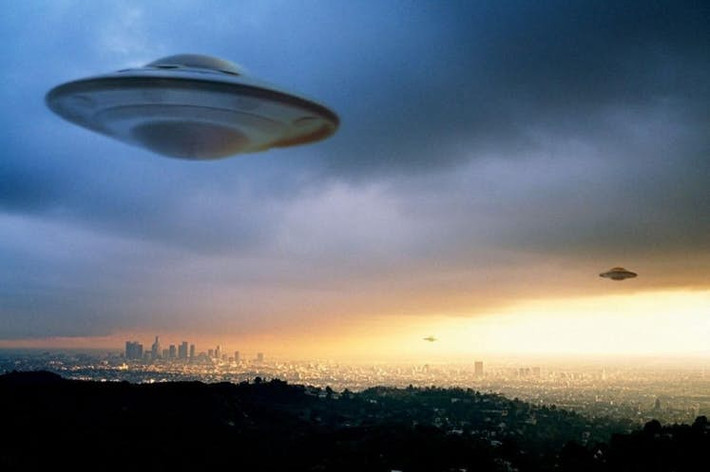 Đặc biệt, sự kiện một vật thể bay không xác định (UFO) bị rơi ở Roswell, New Mexico năm 1947 khiến không ít người tin rằng người ngoài hành tinh có thật. Cũng từ đây, nhiều giả thuyết được đưa ra như chính phủ che dấu thông tin về việc người ngoài hành tinh liên lạc với con người nhiều lần.
