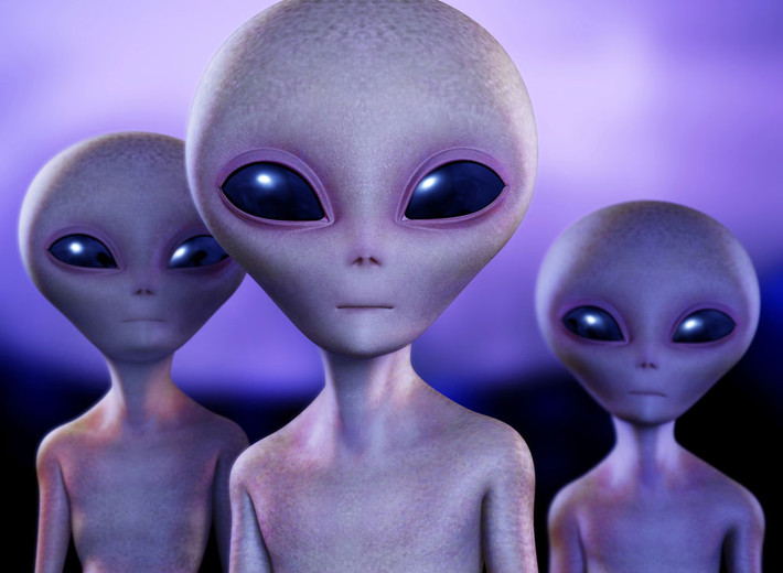 Một số người trên thế giới tin vào sự tồn tại của người ngoài hành tinh và UFO. Chính vì vậy, một số thuyết âm mưu về vấn đề này đã được được đưa ra và nhận được sự chú ý lớn của dư luận.