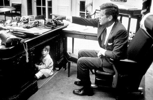 Người phụ trách bộ sưu tập tài liệu về cố Tổng thống Mỹ John F. Kennedy, ông Nathan Raab cho biết đây là một trong những vật lưu niệm quý giá và nguyên vẹn nhất của chính phủ đang được rao bán ngoài thị trường.