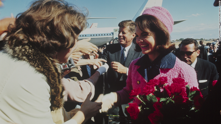 Ông Estes kể lại rằng, cựu Tổng thống Kennedy khi ấy đã đưa cho ông bức ảnh có chữ ký của mình và yêu cầu ông tiếp tục ở lại Washington cho đến khi cựu Tổng thống từ Texas trở về để họ có thể tiếp tục cuộc nói chuyện.