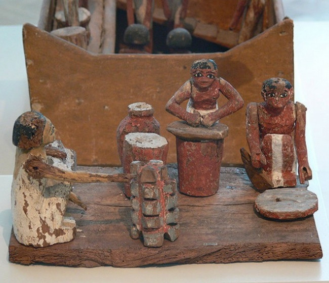 Vào năm 1504 TCN, pharaoh Ai Cập Amenhotep ra lệnh cho người dưới giết chết hơn 20.000 người để chúng bồi táng cùng mình khi sang thế giới bên kia. Không ai rõ mục đích của pharaoh Amenhotep khi làm như vậy là vì lý do gì.