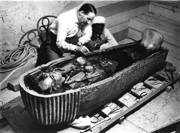 Mộ pharaoh Tutankhamun là lăng mộ được bảo quản tốt nhất cho đến ngày nay. Ngôi mộ của vị vua này được phát hiện năm 1922 ở trong tình trạng khá hoàn hảo. Theo đó, các chuyên gia khảo cổ đã phát hiện kho báu khổng lồ được chôn cất cùng pharaoh huyền thoại này từ đó giúp con người tìm hiểu sâu hơn về cuộc sống của vị vua chết trẻ trên.