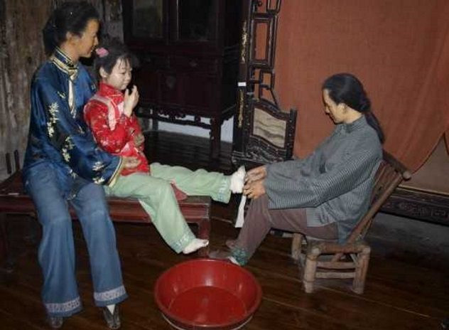 Những cô gái Trung Quốc sở hữu "gót sen ba tấc" được cho là sẽ dễ tìm được người chồng tốt.