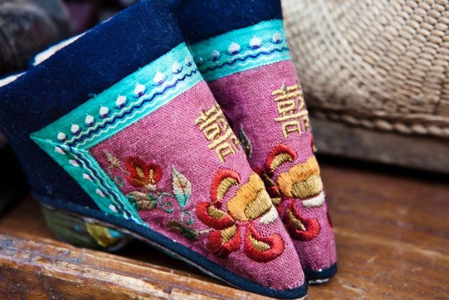 Phụ nữ Trung Quốc thời phong kiến thực hiện tập bó chân để có " gót sen ba tấc" (tam thốn kim liên) bởi nó được xem là tiêu chuẩn sắc đẹp và biểu tượng địa vị trong gia đình cũng như xã hội. Tập tục này bắt đầu được thực hiện từ đầu thế kỷ 10.