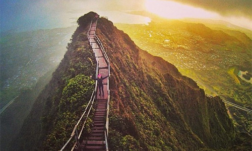 Bậc thang Haiku - con đường đi bộ dài nằm trên đảo Oahu, Hawaii (Mỹ) trở thành điểm đến nổi tiếng. Khi đến địa điểm này, du khách có cảm giác như đang lạc vào xứ sở thần tiên.