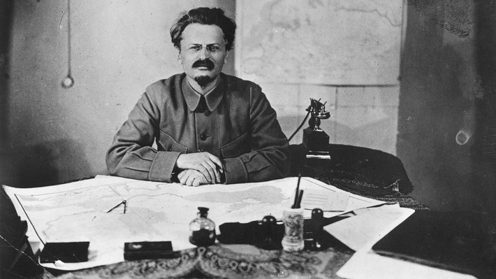 Sau khi Cách mạng tháng Mười Nga thành công, Vladimir Lenin và Leon Trotsky lên nắm quyền và dẫn dắt nước Nga Xô viết thêm 7 thập kỷ.