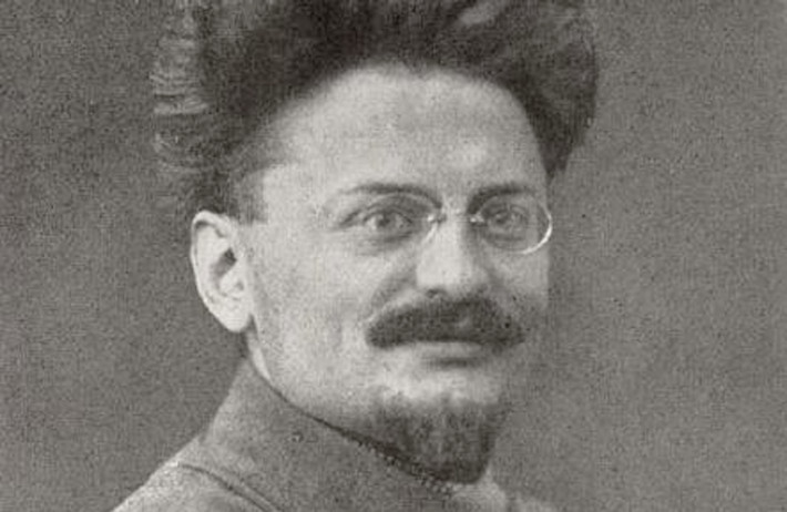 Leon Trotsky cũng là một nhân vật tiêu biểu của đảng Bolshevik. Ông cùng Vladimir Ilyich Lenin và Ðảng Bolshevik dẫn dắt, lãnh đạo nhân dân thực hiện Cách mạng tháng Mười và giành thắng lợi lịch sử.