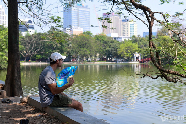 "Sống tại Việt Nam được 2 năm, tôi nhiều lần cảm thấy mệt mỏi vì cái nóng gay gắt ở Hà Nội", anh Acacia (người Anh) chia sẻ.