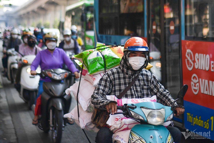 Việc phải di chuyển ngoài đường trong điều kiện thời tiết nóng bức ngột ngạt hôm nay là sự bần cùng bất đắc dĩ đối với nhiều người dân sinh sống ở Hà Nội.