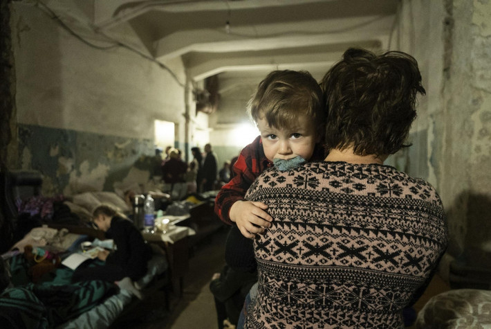 Ở Ukraine cũng như Nga, có một hệ thống ga tàu điện ngầm phát triển, thời bình thì phục vụ cuộc sống dân sinh. Còn trong trường hợp có chiến tranh, nơi đây được chuyển đổi thành hầm tránh bom rất hiệu quả, chứa được nhiều người và có khả năng bảo vệ an toàn ở mức cao cho người trú tránh. Ảnh: AP.