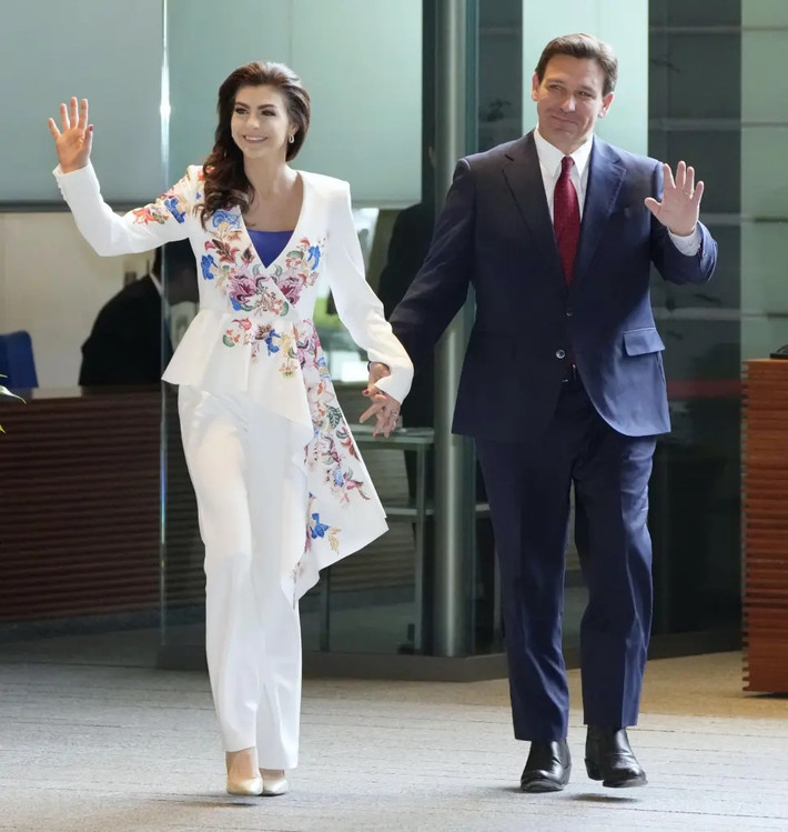 Không chỉ thông minh xinh đẹp, bà Casey DeSantis gây ấn tượng bởi phong cách thời trang thanh lịch, sành điệu mỗi khi xuất hiện cùng chồng.