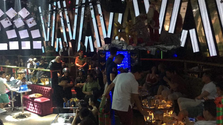 Trong tiếng nhạc cực mạnh ở quán bar 212 (đường Nguyễn Trãi, phường Phạm Ngũ Lão, quận 1), nhiều dân chơi đang lắc lư điên cuồng nháo nhào tìm cách tháo chạy. Bị giữ lại, có người xưng là du khách để xin được ra ngoài nhưng tất cả đều bị giữ lại.