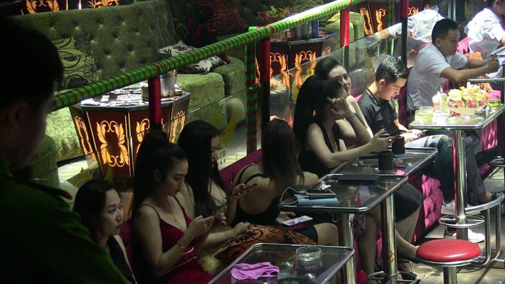 Cùng thời điểm, lực lượng chức năng ập vào quán bar S5, đường Lý Tự Trọng (phường Bến Nghé). Phía bên trong, nhiều dân chơi cũng hỗn loạn tìm cách tháo chạy. Trong tiếng nhạc đinh tai, nhiều đôi nam nữ nằm gục trên các bàn VIP.