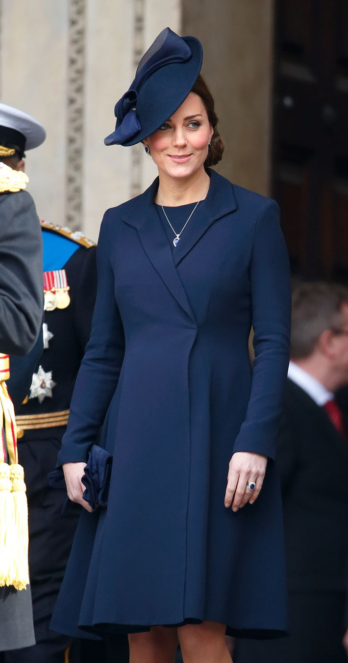 Kate Middleton sang trọng với trang phục và phụ kiện cùng tông màu xanh hải quân.