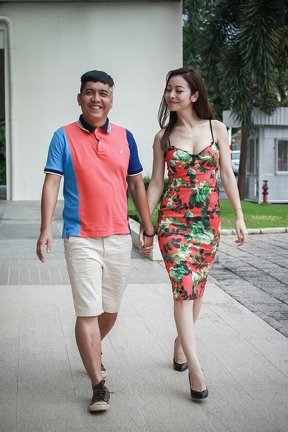 Vốn được khán giả biết đến với danh hiệu hoa hậu nhưng Jennifer Phạm lại hoạt động khá đa dạng trong showbiz. Từ MC, ca hát cho đến diễn xuất cô đều từng thử sức và khá thành công. Tuy đã tham gia một số phim truyền hình nhưng với điện ảnh thì đây chính là dự án đầu tiên của cô.