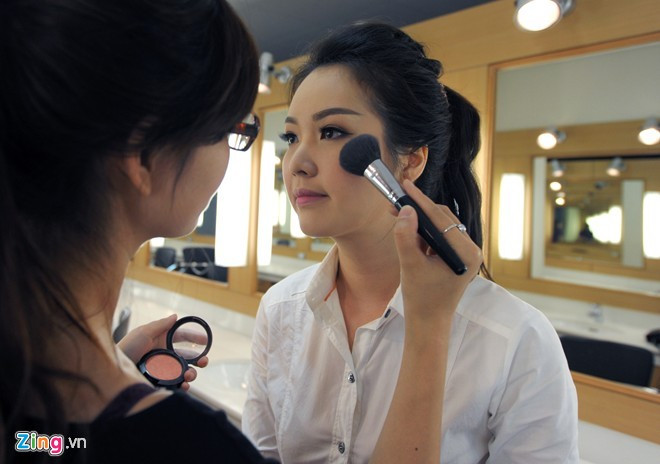 Cũng giống như cô bạn thân Ngọc Trinh, Á hậu Thuỵ Vân rất bận rộn trong những ngày này. Đặc biệt, cô sẽ dẫn bản tin tiêu điểm của "Chuyển động 24h" ngày 30/4, phát sóng lúc 11h30. Á hậu và cả ê-kíp đang tập trung hoàn thành kịch bản, tìm các chất liệu để cố gắng tái hiện khoảnh khắc lịch sử của dân tộc, mang tới dấu ấn riêng cho bản tin.