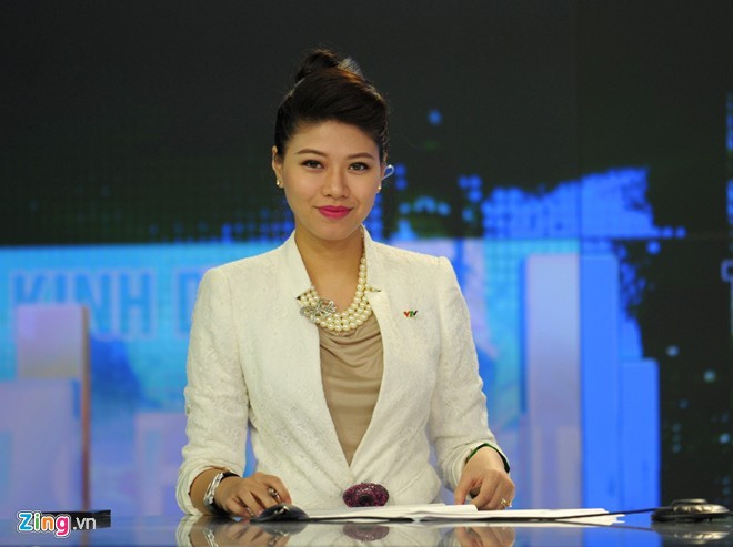 Là một trong những biên tập viên truyền hình được khán giả màn ảnh nhỏ cả nước yêu mến, BTV Ngọc Trinh rất bận rộn với công việc trong những ngày lễ. Cô chia sẻ, dù "Bản tin Tài chính Kinh doanh" và "Bản tin Tài chính Tiêu dùng" tạm dừng trong dịp nghỉ 30/4 - 1/5 song "Chuyển động 24h" vẫn lên sóng mỗi ngày để cập nhật những thông tin nóng hổi cho người xem truyền hình cả nước.