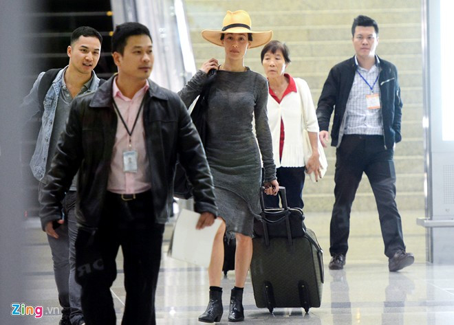 19h30 ngày 9/4, Maggie Q xuất hiện tại sảnh đến quốc tế của sân bay Nội Bài. Lần này, cô trở lại Việt Nam với tư cách đại sứ thiện chí toàn cầu của tổ chức bảo vệ động vật hoang dã WildAid.